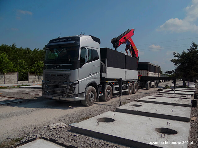 Załadunek szamba betonowego na HDS - montaż i dostawa zbiorników w Bydgoszcz
